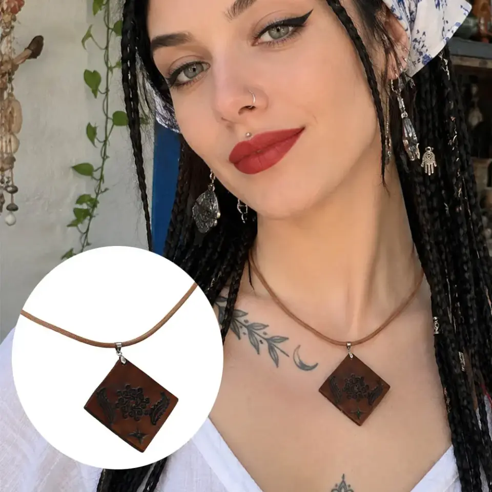 Hakiki deri obje detaylı spiral çiçek motifli bohem unisex kolye modeli