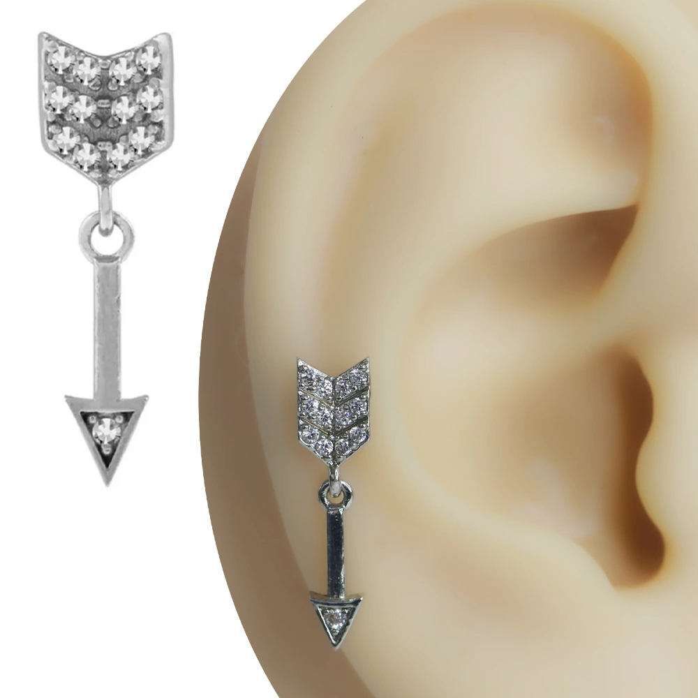 Kulak kıkırdağında sergilenen zirkon taşlı ok figürlü tragus helix kıkırdak piercing