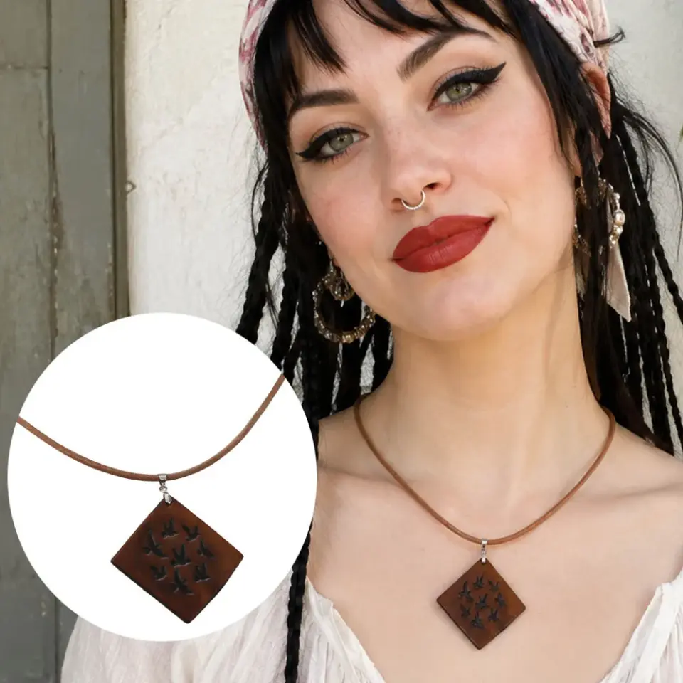 Hakiki deri obje detaylı uçan kuş motifli kahverengi bohem unisex kolye modeli