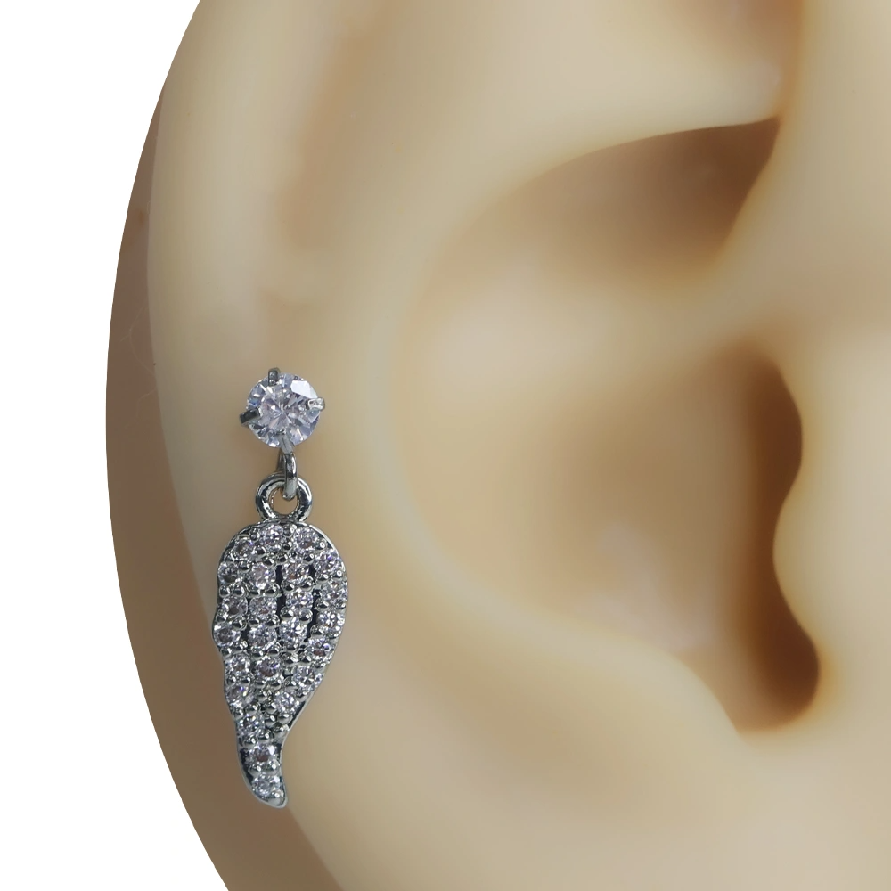 Gökyüzü Kanadı gümüş rengi zirkon taşlı tragus helix kıkırdak piercing ürün detay çekimi