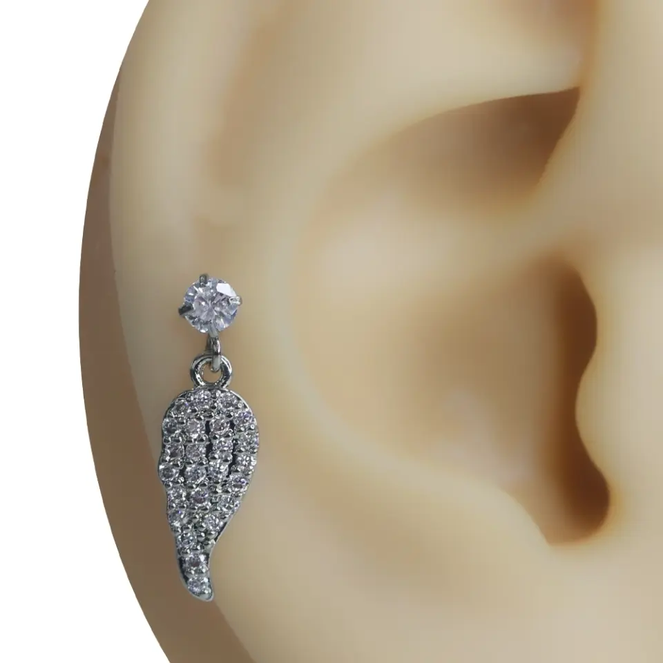 Gökyüzü Kanadı gümüş rengi zirkon taşlı tragus helix kıkırdak piercing ürün detay çekimi