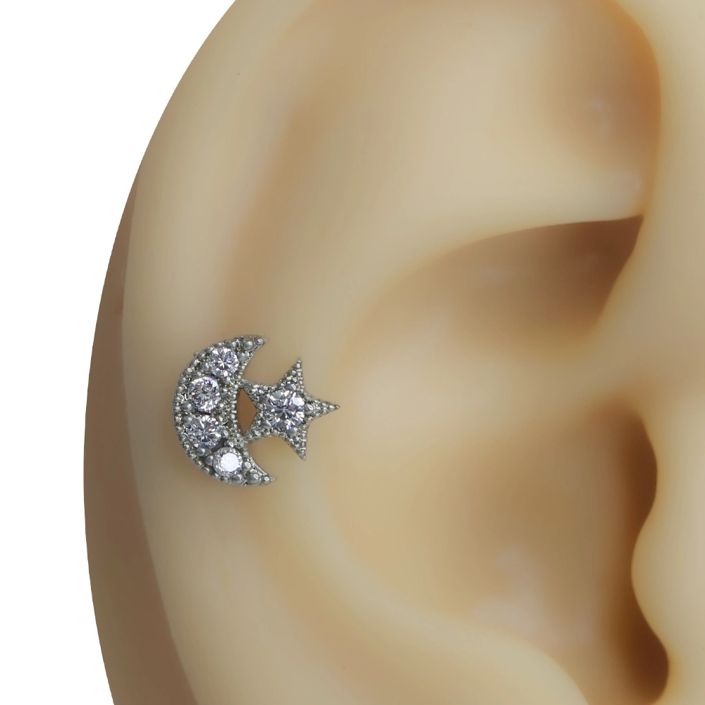 Kulak kıkırdağında sergilenen zirkon taşlı Ay Yıldız figürlü tragus helix kıkırdak piercing