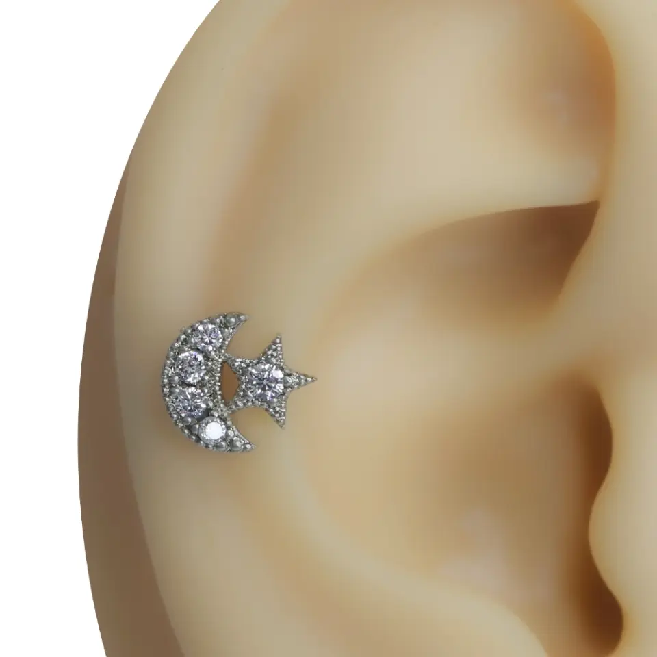Kulak kıkırdağında sergilenen zirkon taşlı Ay Yıldız figürlü tragus helix kıkırdak piercing