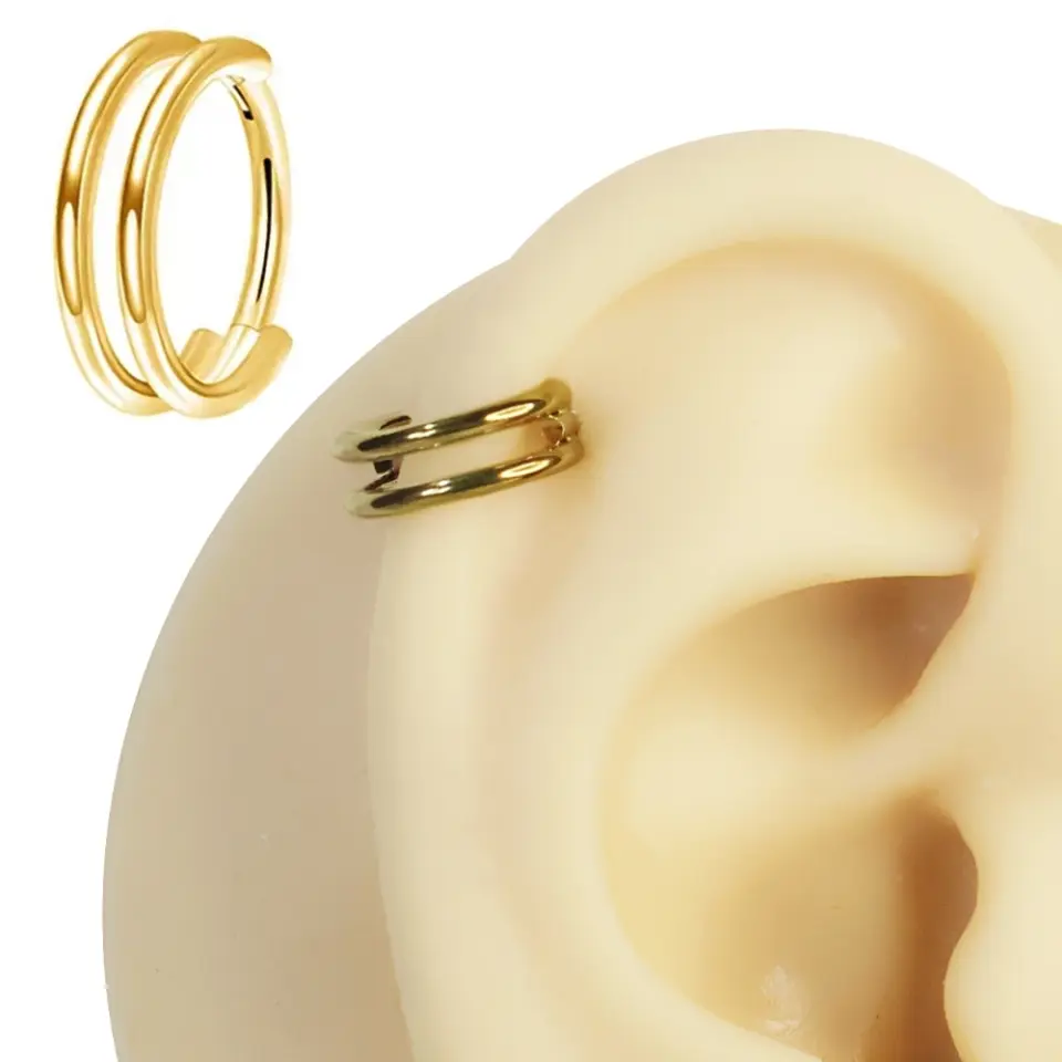 Septum ve tragus bölgesinde sergilenen sarı kararmayan ikili halka septum kıkırdak piercing
