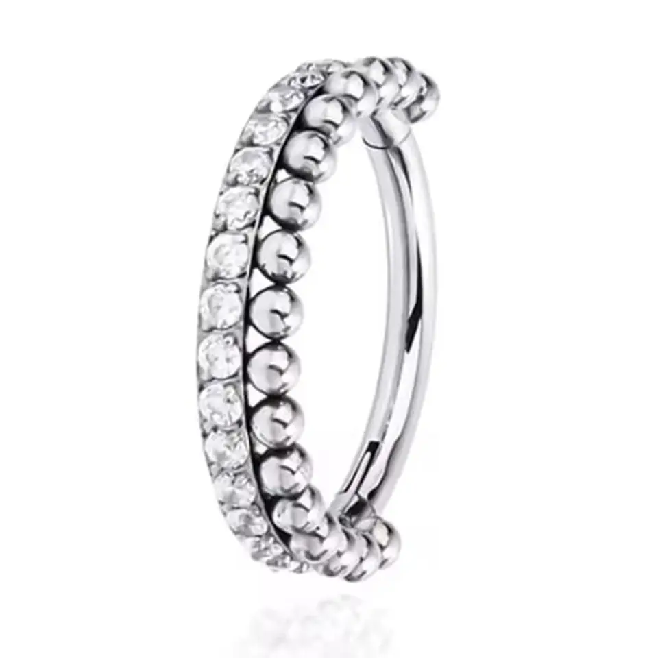 Septum ve daith bölgesinde sergilenen gümüş kararmayan halka septum kıkırdak piercing