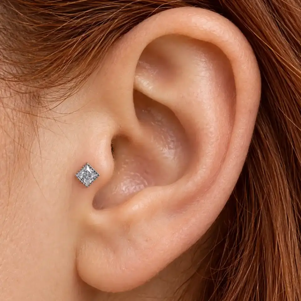 kare-tas-tragus-piercing-kulakta-durusu