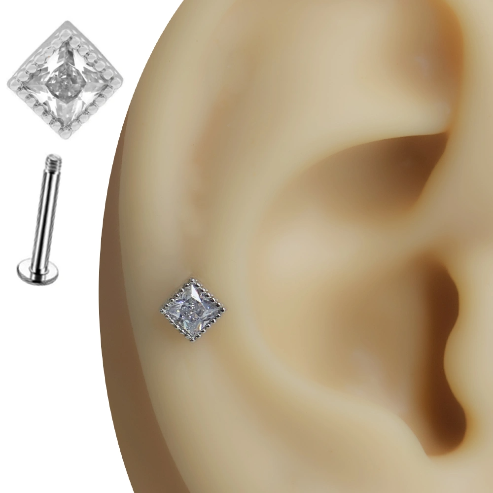Kulak kıkırdağında sergilenen kare zirkon taşlı gümüş rengi tragus helix kıkırdak piercing