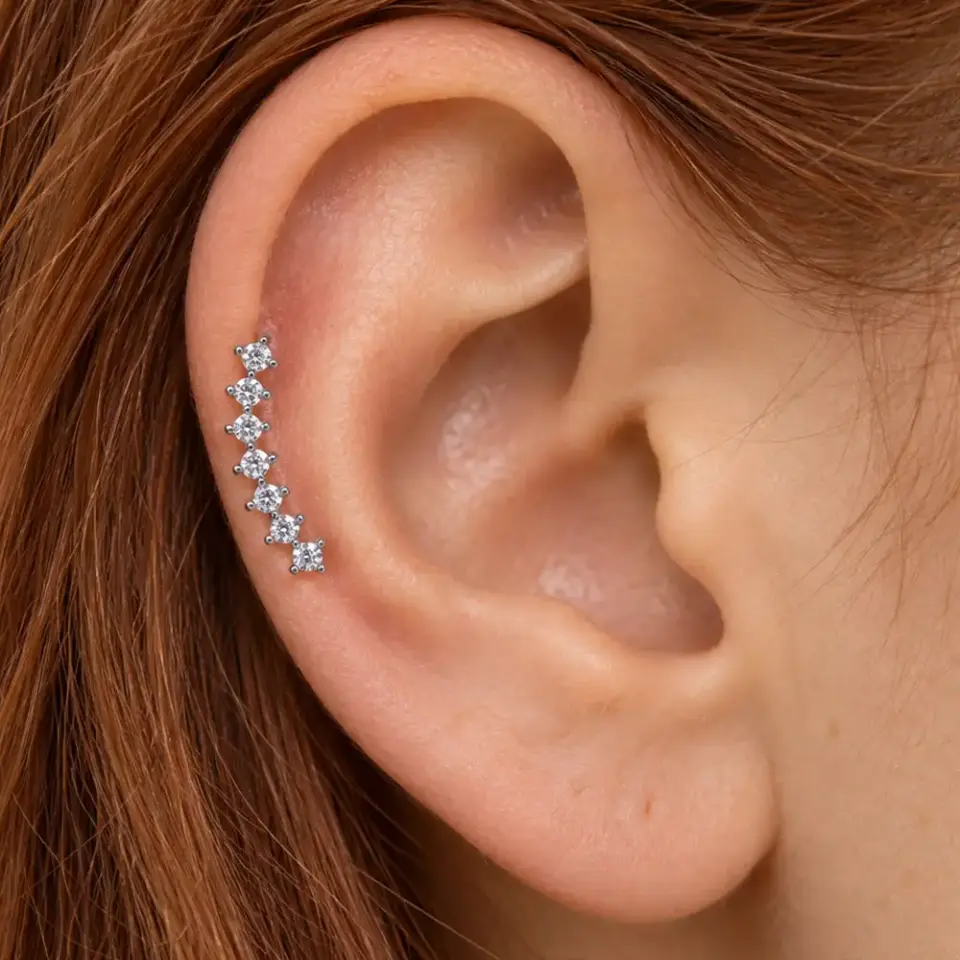 kavisli-isilti-helix-piercing-kulakta-durusu