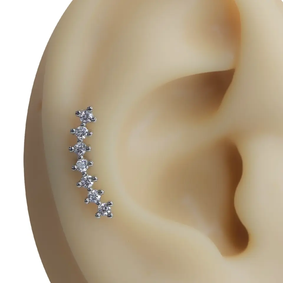 Kavisli Işıltı zirkon taşlı piercing kulakta tragus, helix ve kıkırdak bölgesinde görünümü