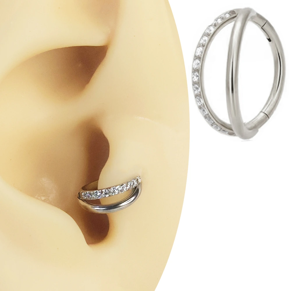 Septum ve daith bölgesinde sergilenen gümüş kararmayan halka septum kıkırdak piercing