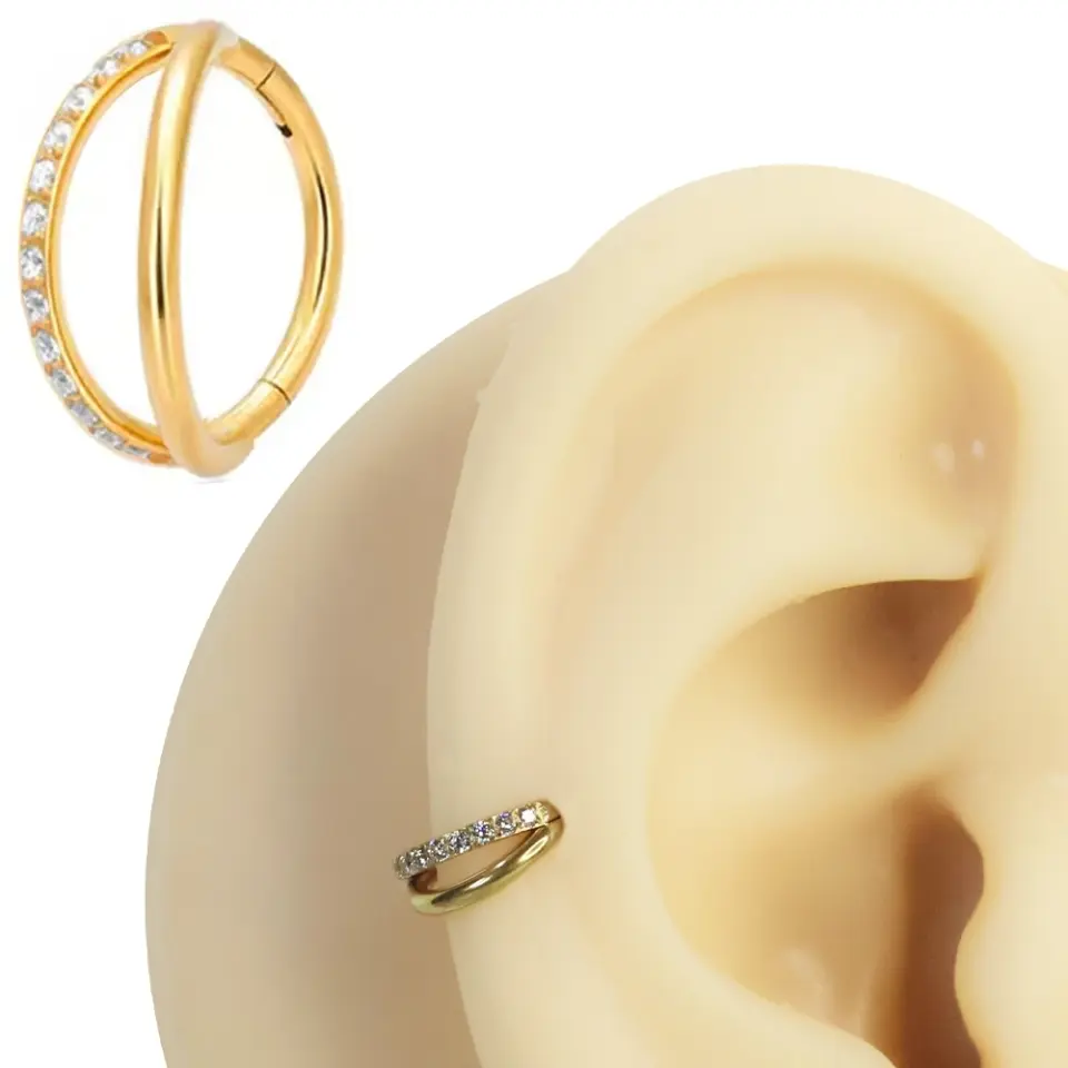 Septum ve tragus bölgesinde sergilenen altın kararmayan halka septum kıkırdak piercing