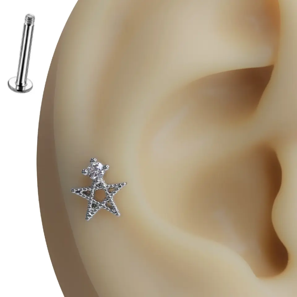 Şans Yıldızı gümüş renkli tragus helix kıkırdak piercing modelinin kulaktaki şık duruşu