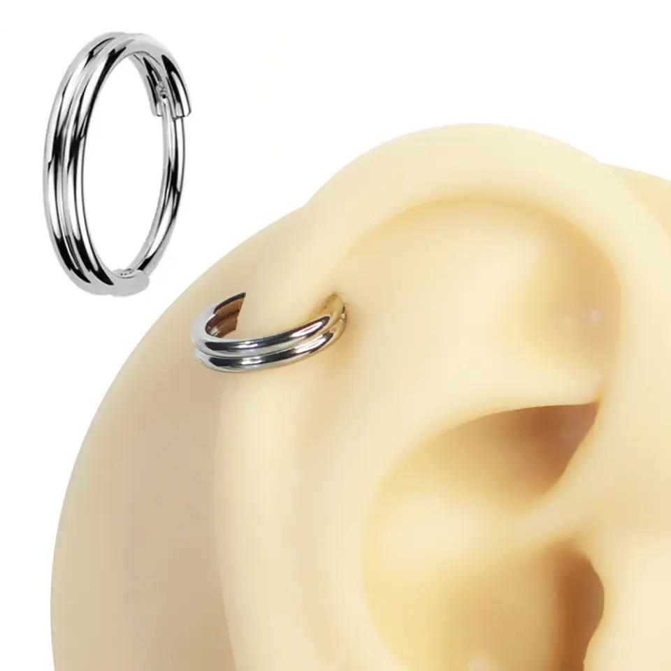 Septum ve daith bölgesinde sergilenen gümüş kararmayan halka septum kıkırdak piercing