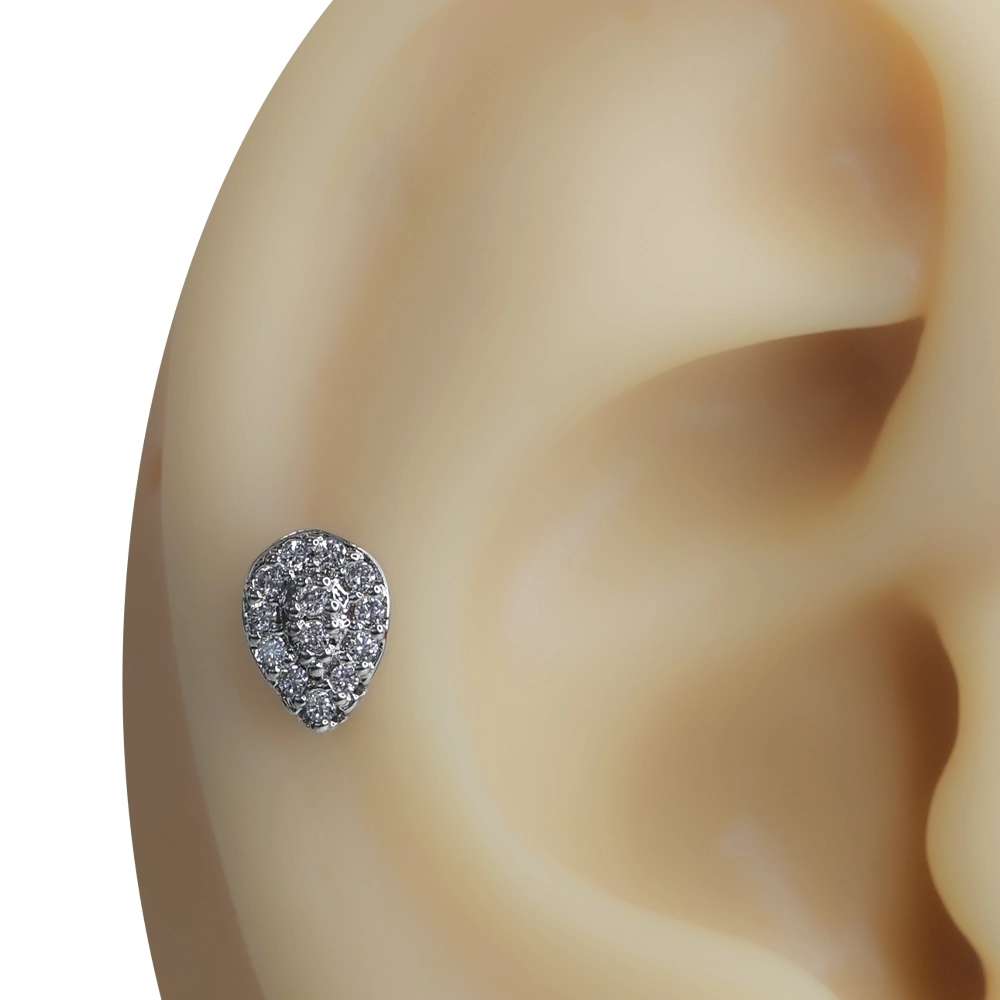Aura Tılsımı gümüş rengi tragus helix kıkırdak piercing modelinin kulak kıkırdağındaki zarif duruşu