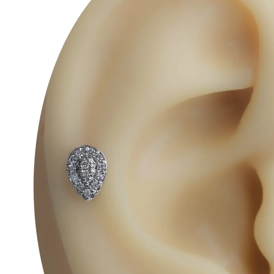 Aura Tılsımı gümüş rengi tragus helix kıkırdak piercing modelinin kulak kıkırdağındaki zarif duruşu