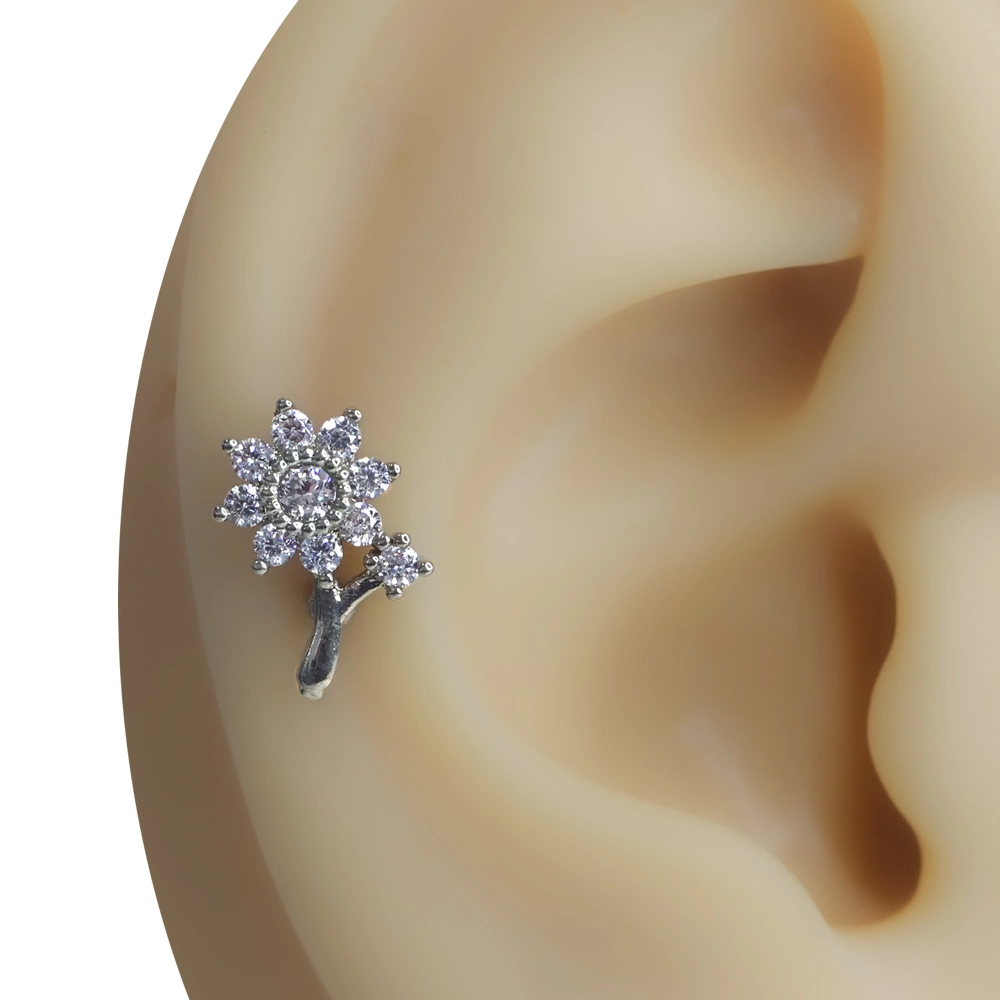 İlkbahar Dalı gümüş rengi zirkon taşlı piercingin kulaktaki estetik duruşu