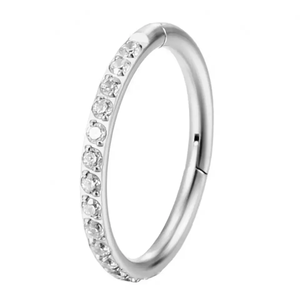 Septum ve tragus bölgesinde sergilenen gümüş kararmayan halka septum kıkırdak piercing