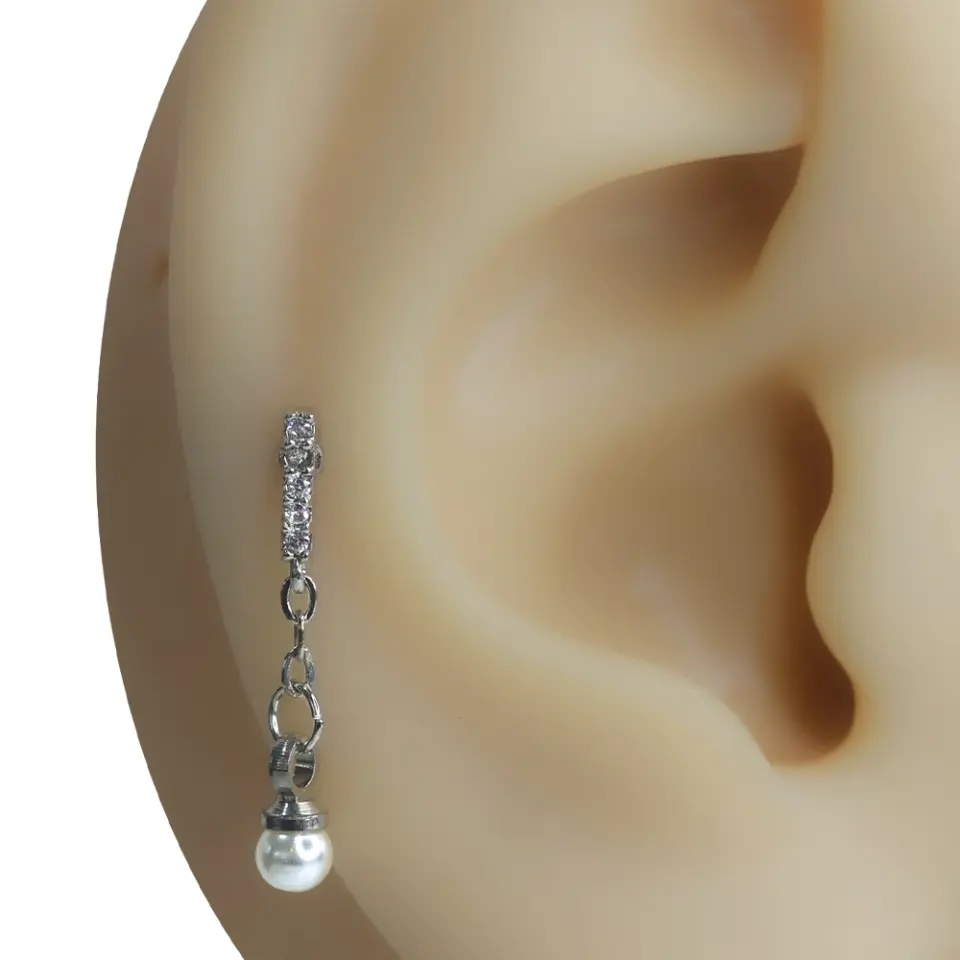 Ayışığı Salkımı incili ve zirkon taşlı gümüş piercingin kulak kıkırdağındaki sallantılı duruşu