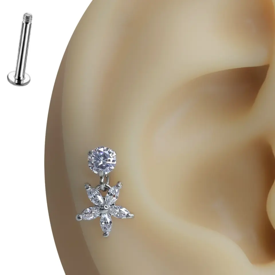 Şans Yıldızı gümüş rengi flatback tragus helix kıkırdak piercing modelinin kulaktaki duruşu