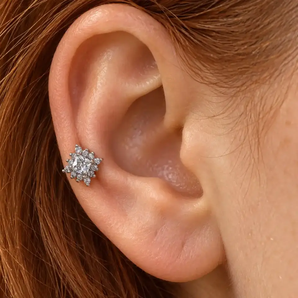 isik-karesi-helix-piercing-kulakta-durusu
