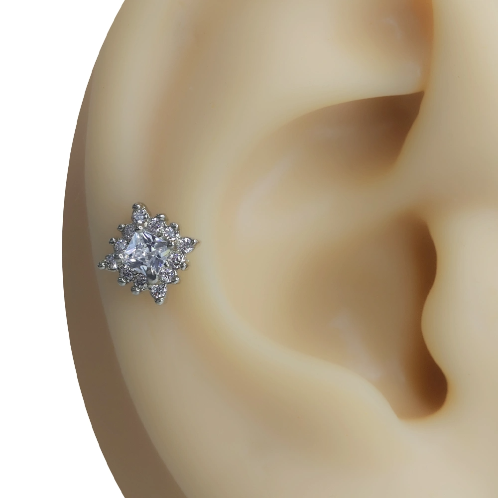 Işık Karesi gümüş rengi kare zirkon taşlı piercingin kulaktaki tragus ve kıkırdak duruşu