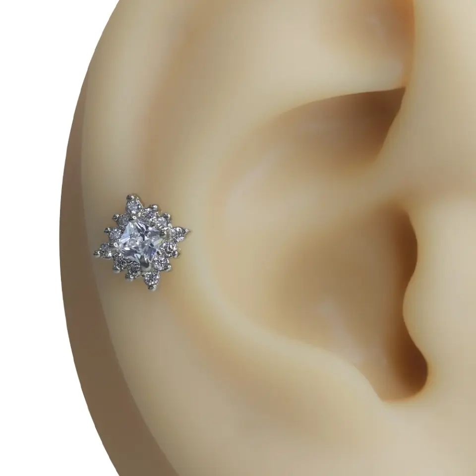 Işık Karesi gümüş rengi kare zirkon taşlı piercingin kulaktaki tragus ve kıkırdak duruşu