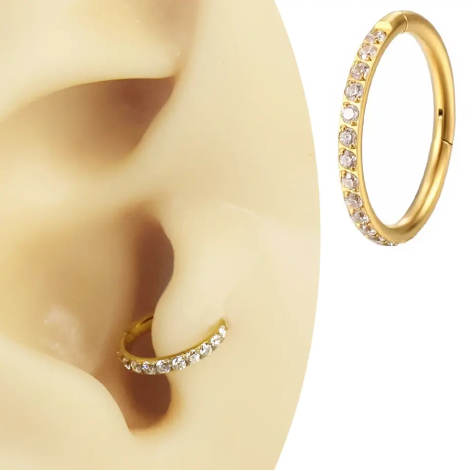 Septum ve tragus bölgesinde sergilenen altın kararmayan halka septum kıkırdak piercing