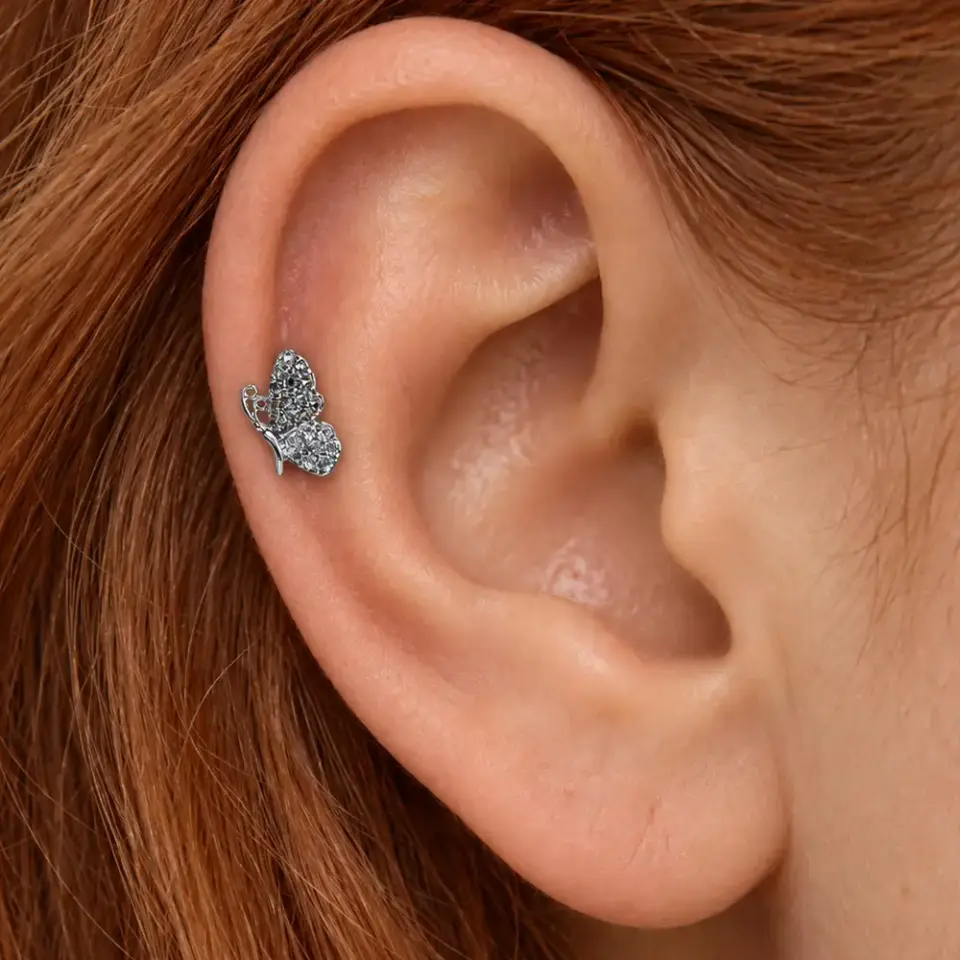 ozgurluk-tilsimi-helix-piercing-kulakta-durusu