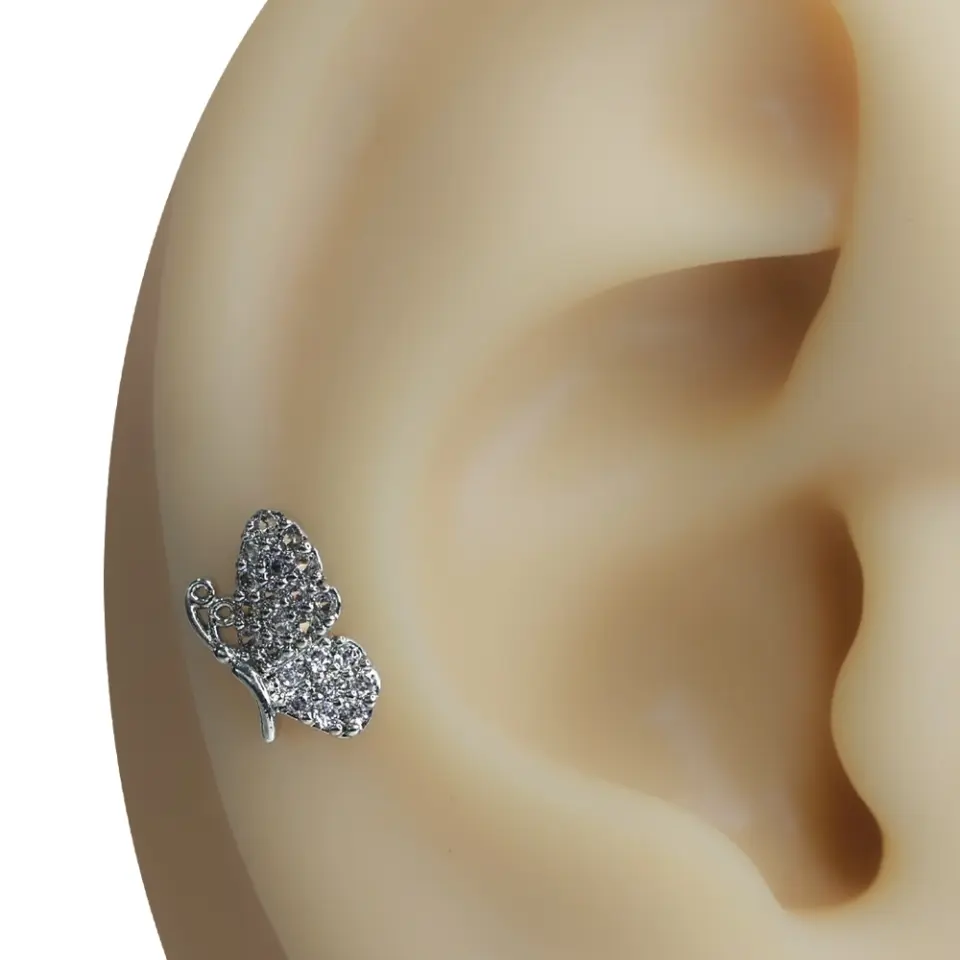 Özgürlük Tılsımı kelebek figürlü gümüş rengi piercingin kulaktaki tragus ve kıkırdak duruşu