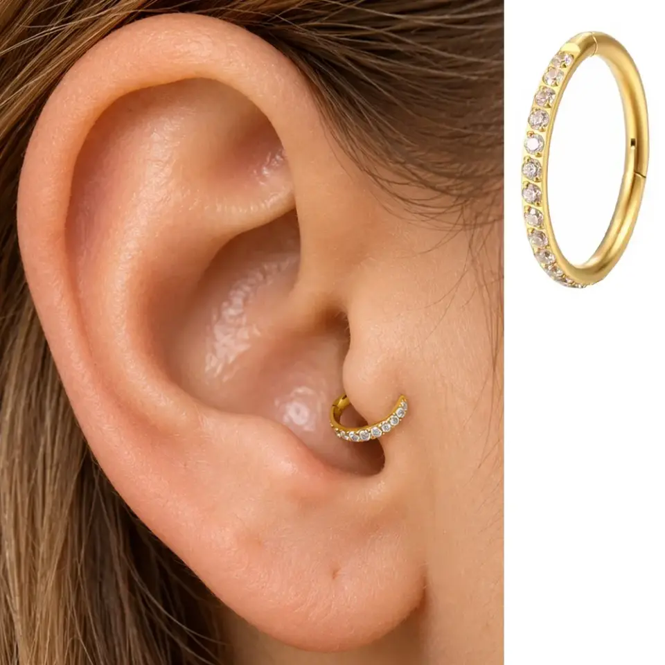 sira-tasli-gold-helix-piercing