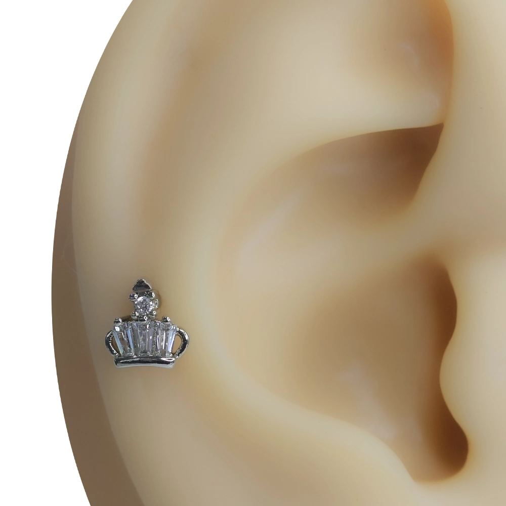 Işığın Hükmü taç figürlü gümüş rengi tragus helix kıkırdak piercing modelinin kulaktaki duruşu