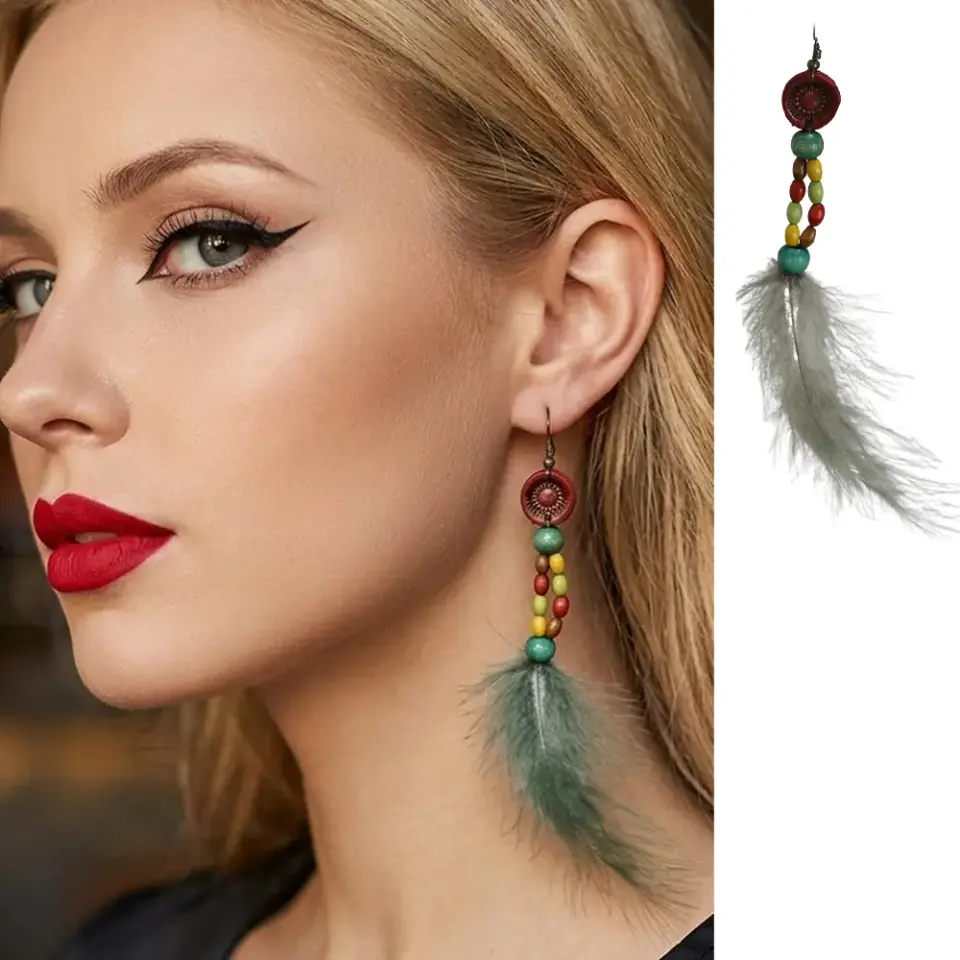 Kulakta duruşu sergilenen bohem tüy detaylı el yapımı deri küpe