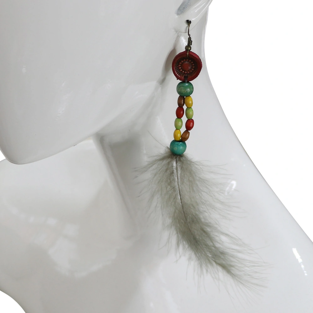 Farklı renk varyasyonları bulunan tahta boncuklu el yapımı deri küpe koleksiyonu