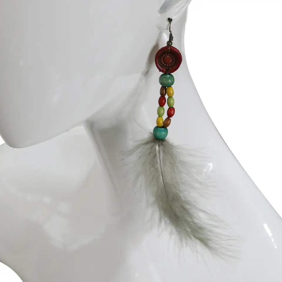 Farklı renk varyasyonları bulunan tahta boncuklu el yapımı deri küpe koleksiyonu