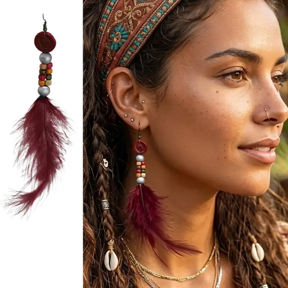 Kulakta sergilenen bordo tüy ve gümüş renkli boncuk detaylı el yapımı deri küpe