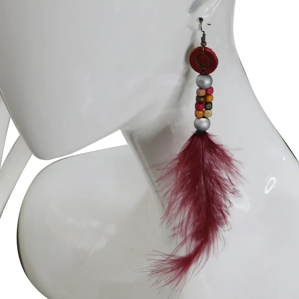 Çeşitli renk seçeneklerine sahip bohem tarzı el yapımı deri küpe koleksiyonu