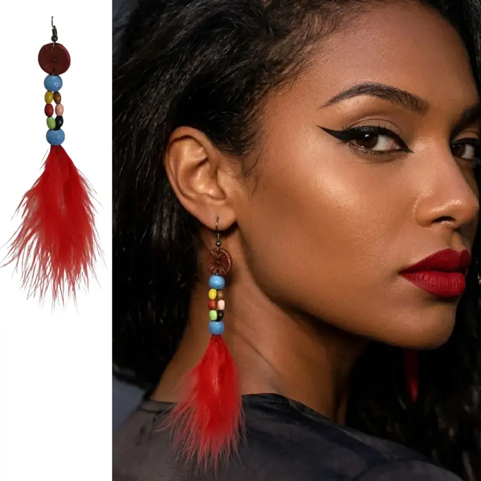 Farklı tüy ve boncuk renkleriyle sunulan el yapımı deri küpe koleksiyonu genel görünümü