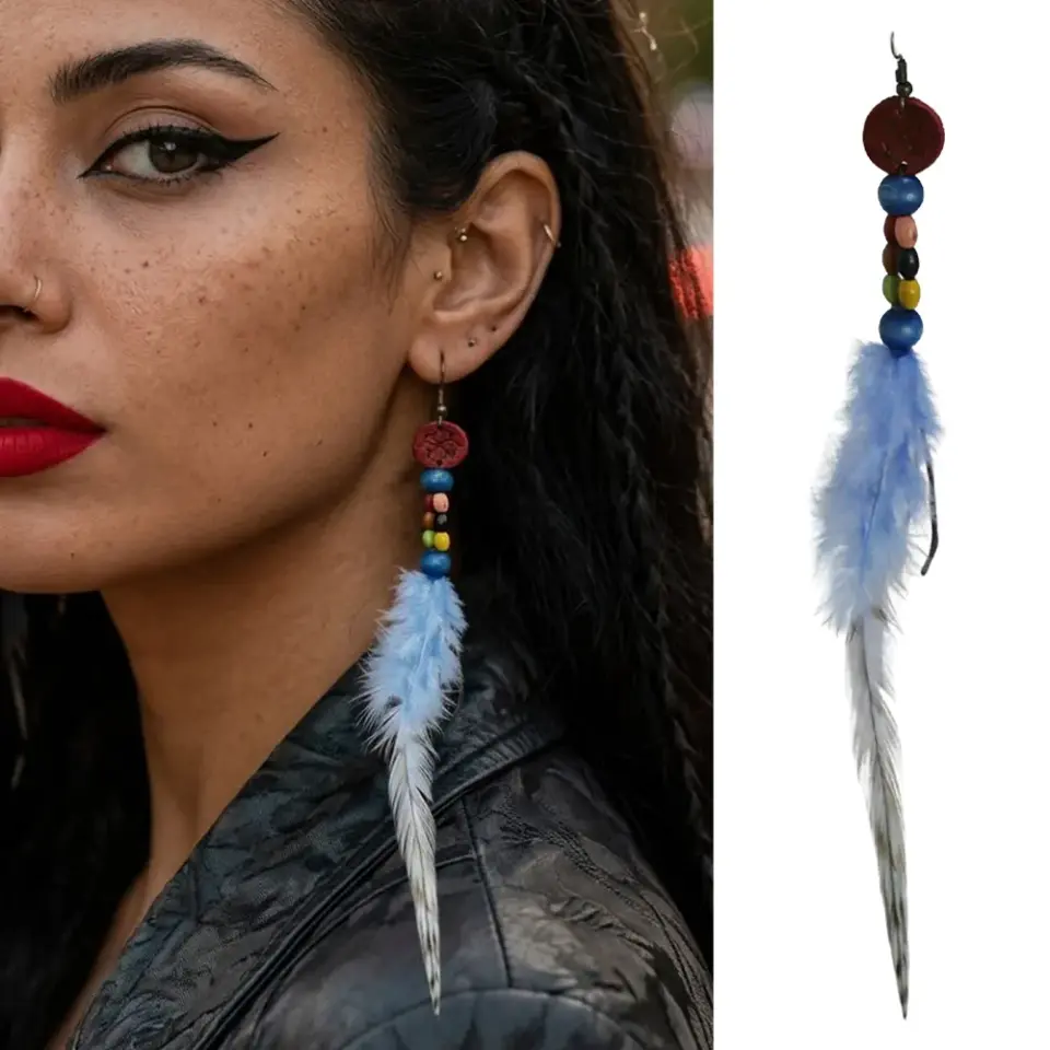 Mavi, kırmızı ve bordo gibi farklı renklerde sunulan el yapımı deri küpe koleksiyonu