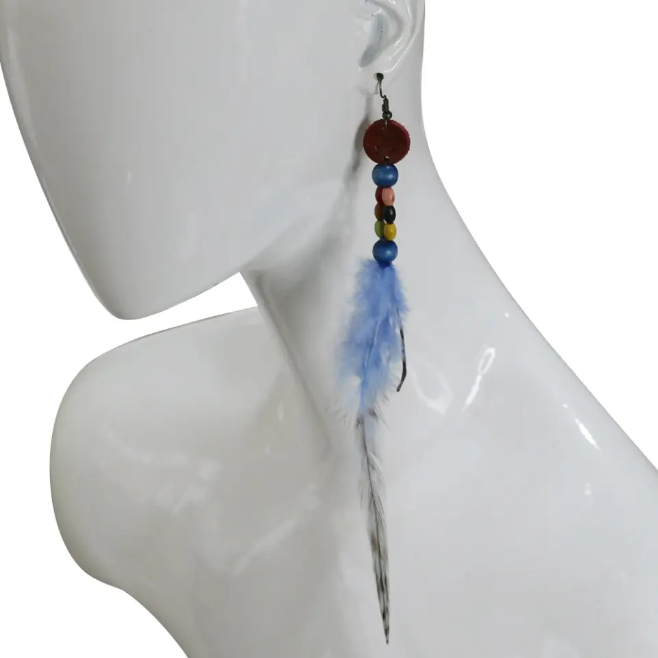 Kulakta duruşu sergilenen mavi tüy ve desenli tüy detaylı el yapımı deri küpe