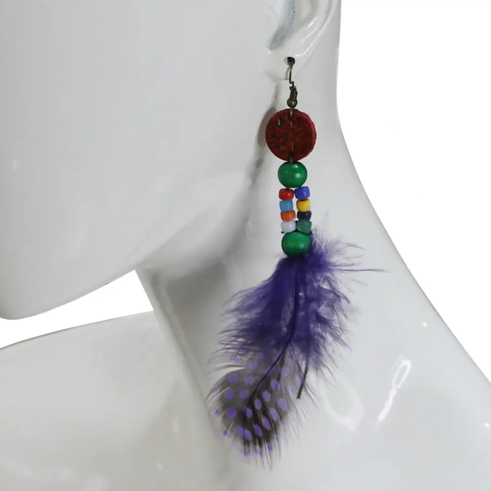 Mor, kırmızı ve turuncu gibi farklı tüy seçeneklerine sahip el yapımı deri küpe koleksiyonu