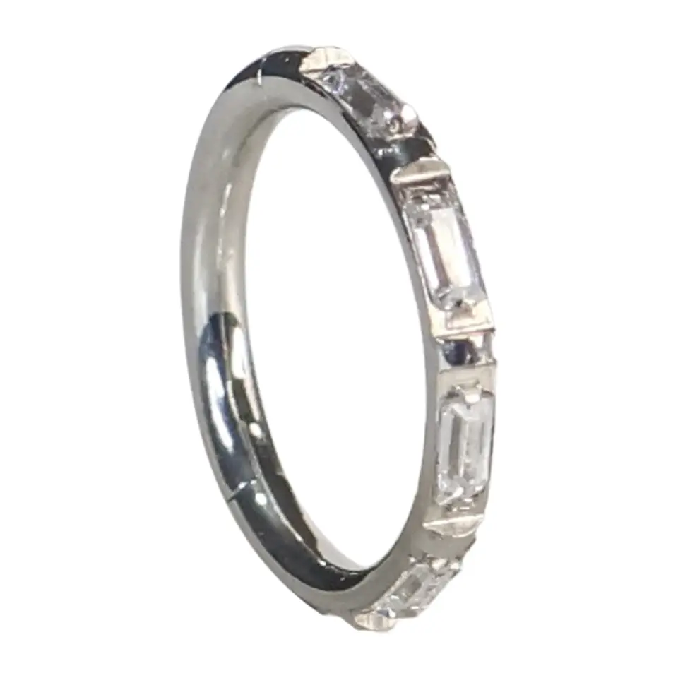 Septum ve tragus bölgesinde sergilenen gümüş kararmayan halka septum kıkırdak piercing