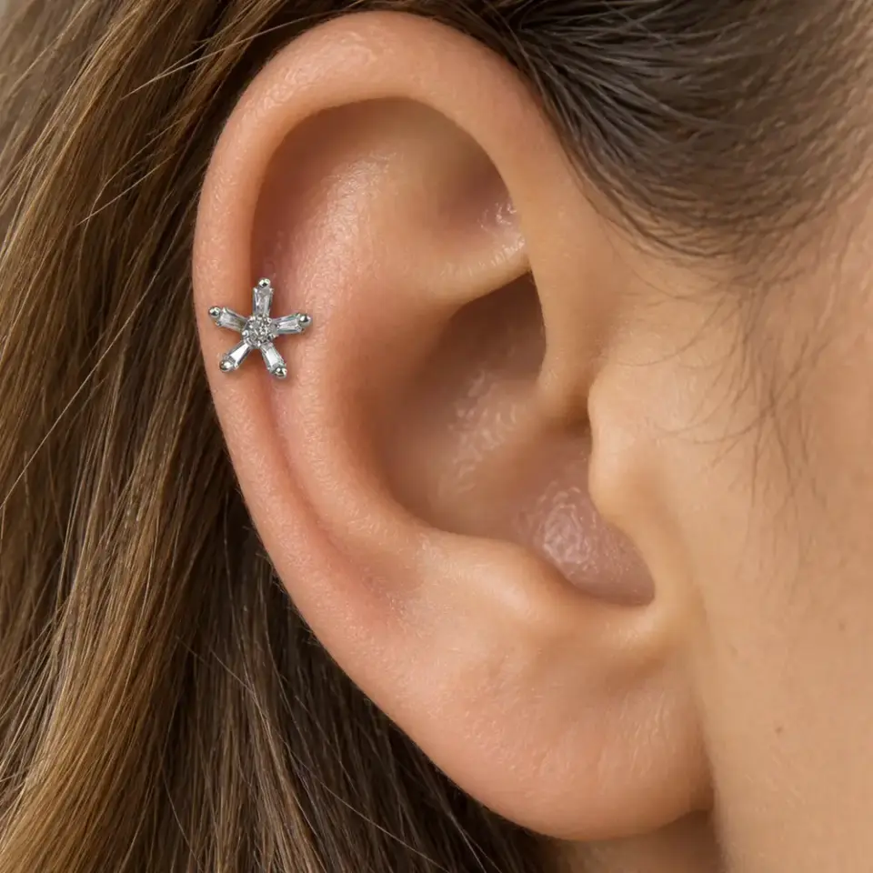 buz-isiltisi-helix-piercing-kulakta-durusu
