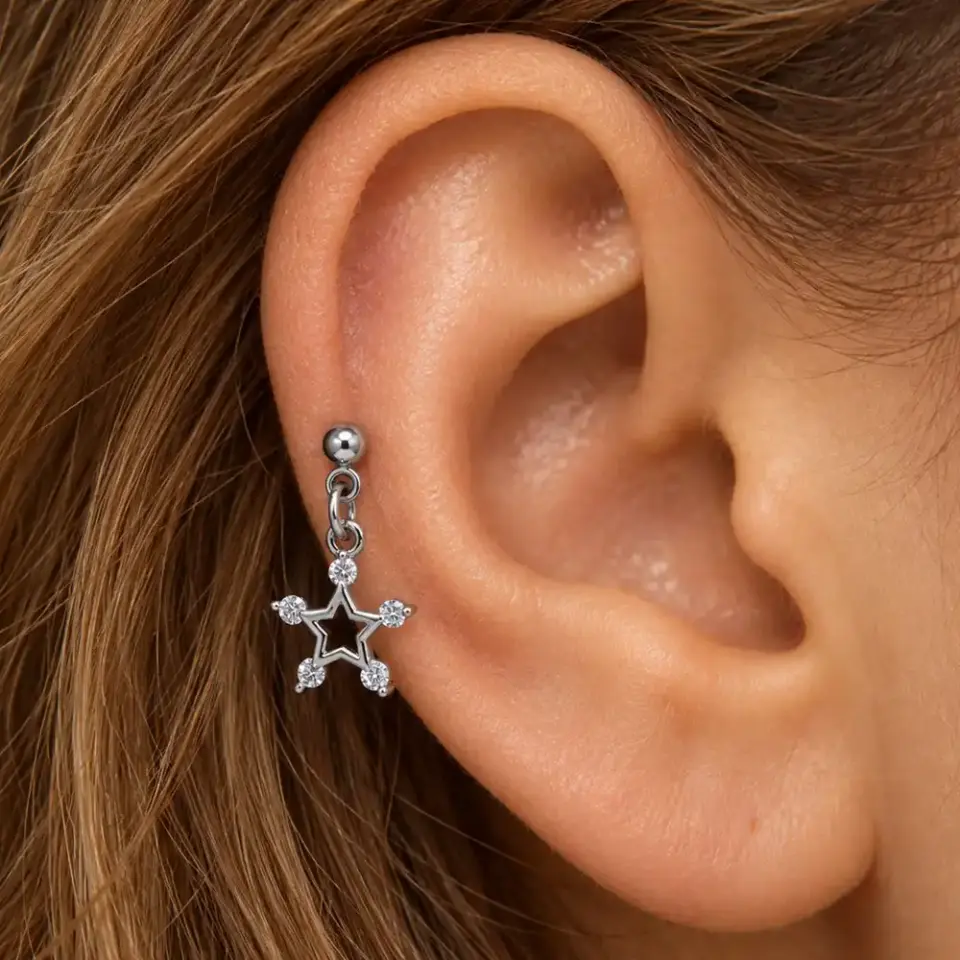isik-yildiz-helix-piercing-kulakta-durusu