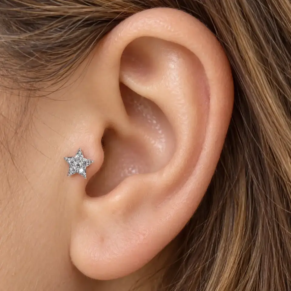 yildiz-tozu-tragus-piercing-kulakta-durusu
