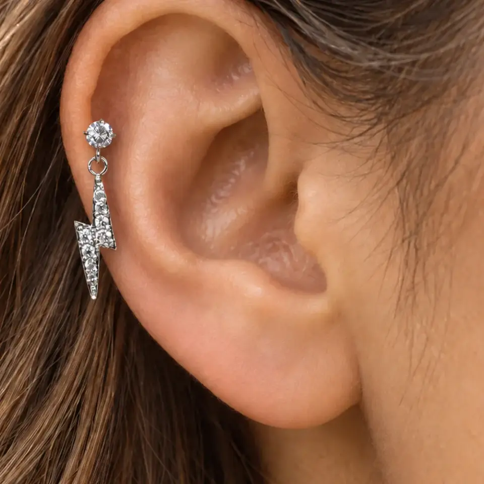 aydinlanma-ani-helix-piercing-kulakta-durusu