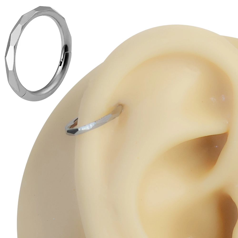 Septum ve daith bölgesinde sergilenen gümüş kararmayan halka septum kıkırdak piercing
