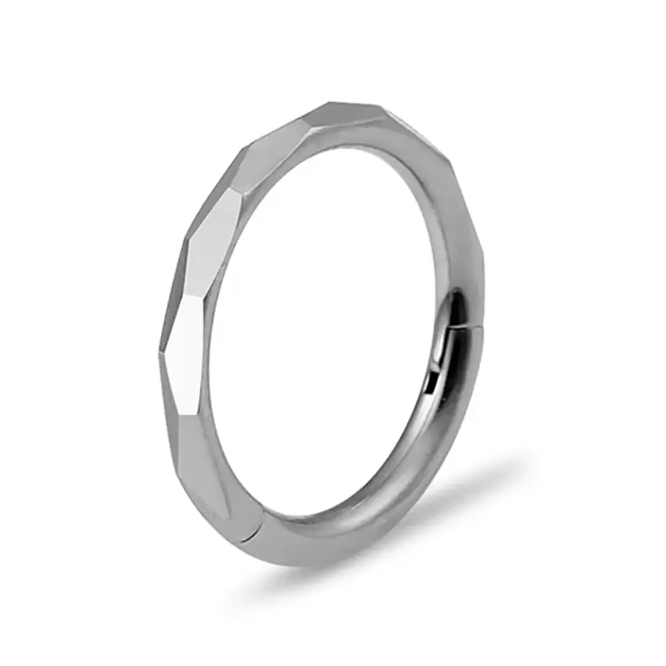 Septum ve daith bölgesinde sergilenen gümüş kararmayan halka septum kıkırdak piercing