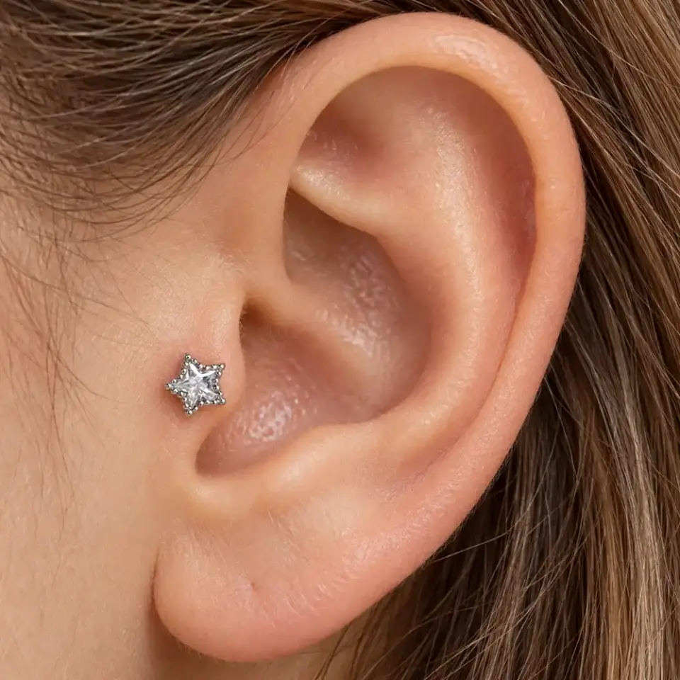 yildiz-piriltisi-tragus-piercing-kulakta-durusu