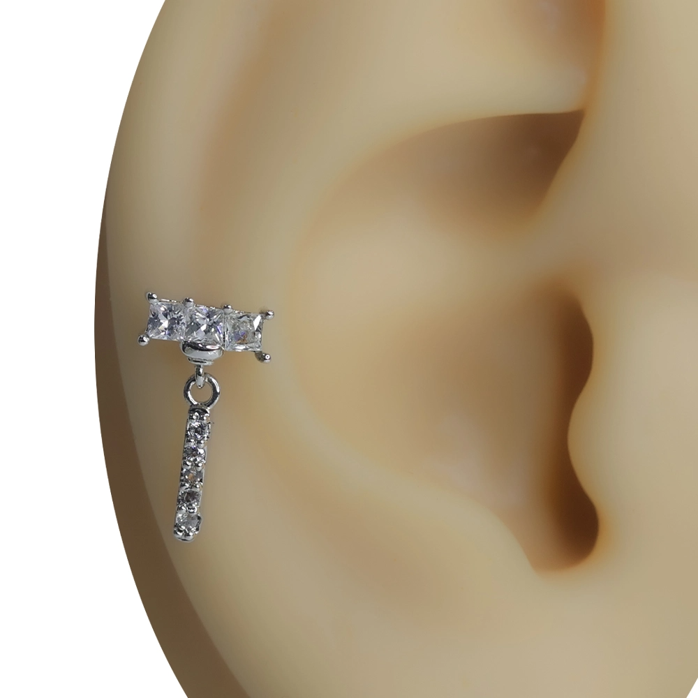 Kulak kıkırdağında sergilenen zirkon taşlı sallantılı gümüş renk Gece Sarkaçı piercing modeli