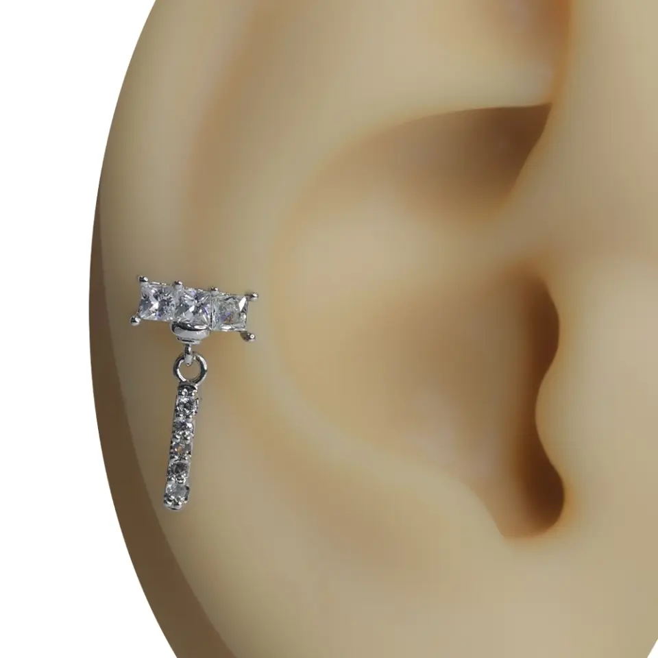 Kulak kıkırdağında sergilenen zirkon taşlı sallantılı gümüş renk Gece Sarkaçı piercing modeli